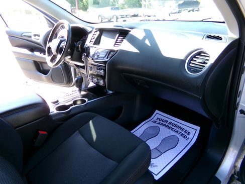 Used 2019 Nissan Pathfinder SV image 25