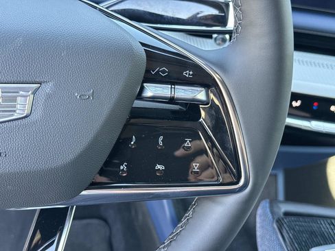 New 2026 Cadillac Optiq Luxury 2 image 30
