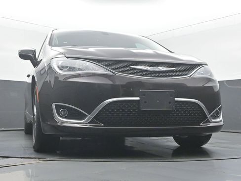 Used 2018 Chrysler Pacifica Limited image 53