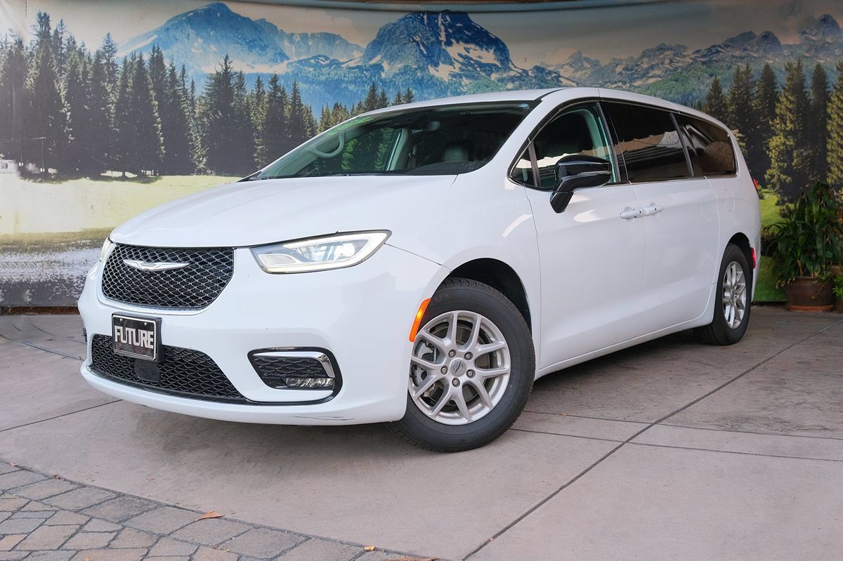 Used 2024 Chrysler Pacifica Touring-L FWD image 1