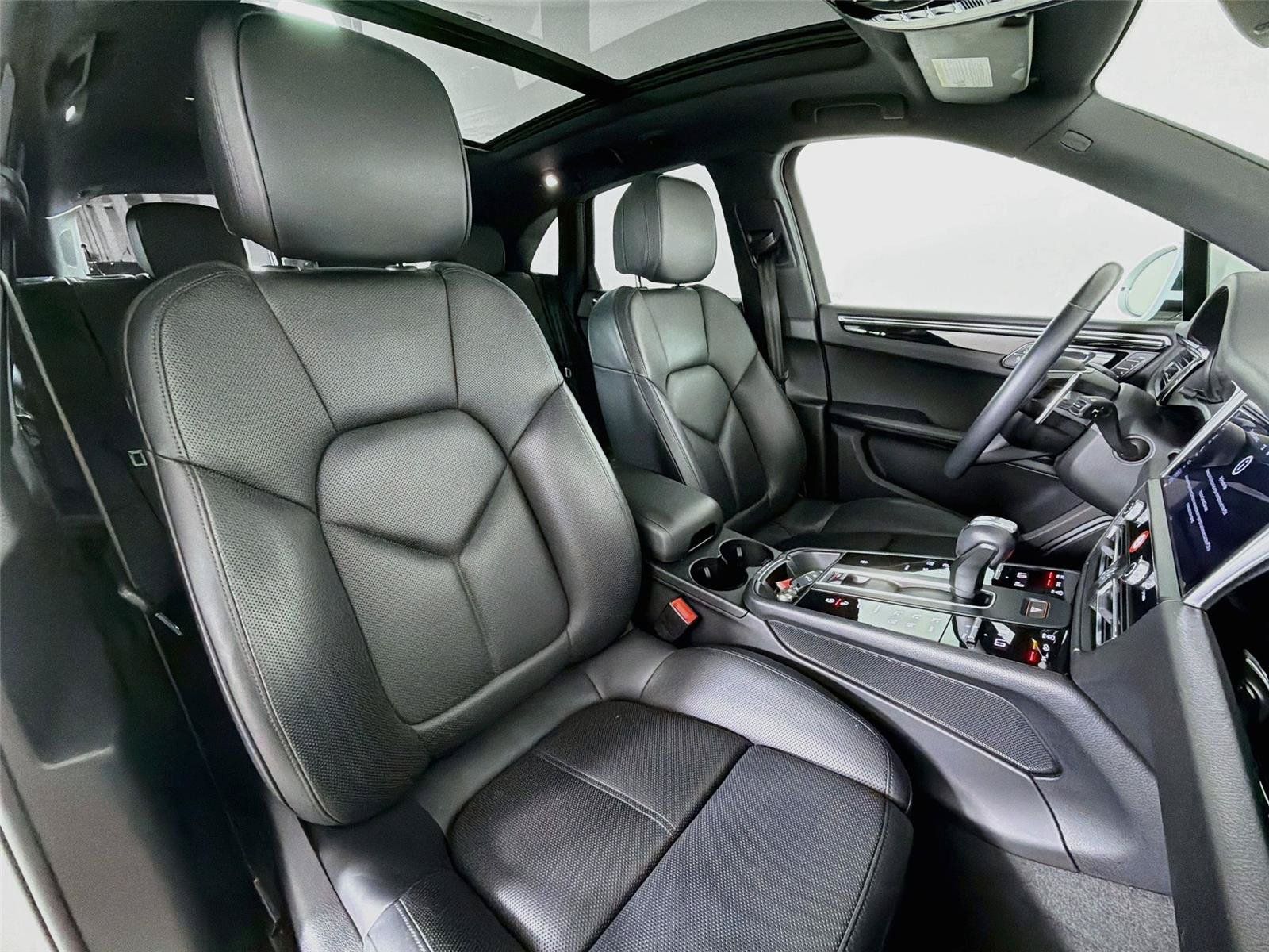 Certified 2022 Porsche Macan AWD/4WD image 28