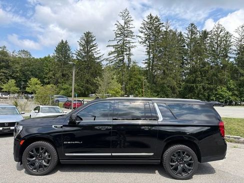 Used 2023 GMC Yukon XL Denali AWD/4WD image 3