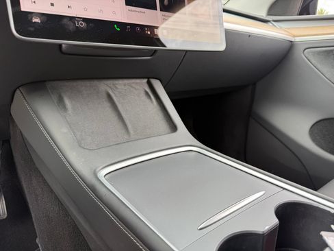 Used 2023 Tesla Model Y AWD image 25