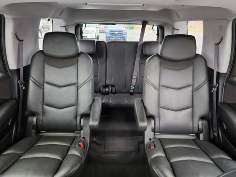 Used 2015 Cadillac Escalade Luxury image 11