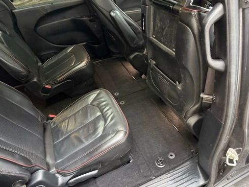 Used 2020 Chrysler Pacifica Limited image 39