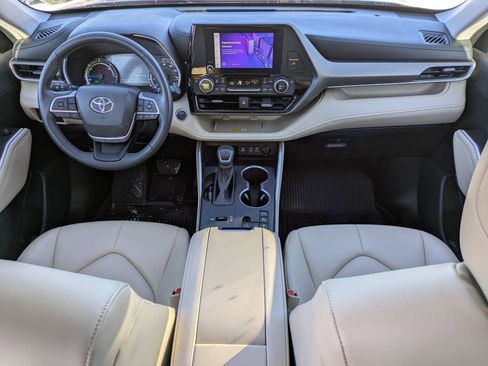 Certified 2023 Toyota Highlander XLE image 17