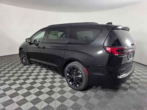 New 2026 Chrysler Pacifica Select w/ S Appearance Package image 7