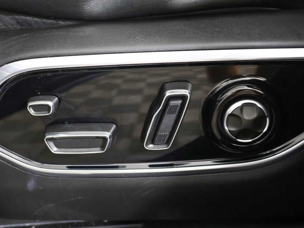 Used 2022 Jeep Grand Cherokee Overland w/ Luxury Tech Group IV AWD/4WD image 38