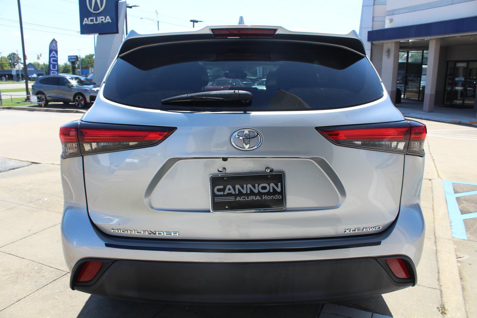 Used 2020 Toyota Highlander XLE AWD/4WD image 6