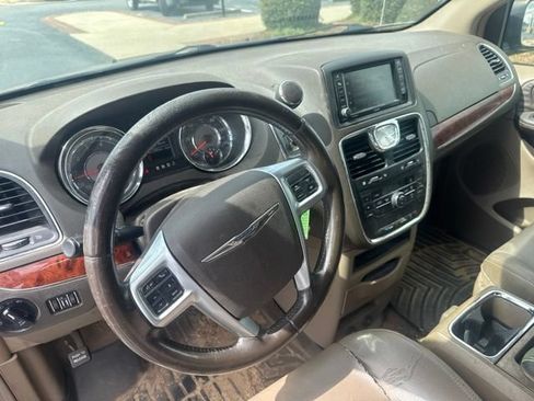 Used 2013 Chrysler Town & Country Touring FWD image 14