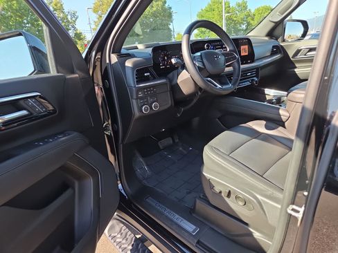 Used 2025 Chevrolet Suburban Z71 AWD/4WD image 10