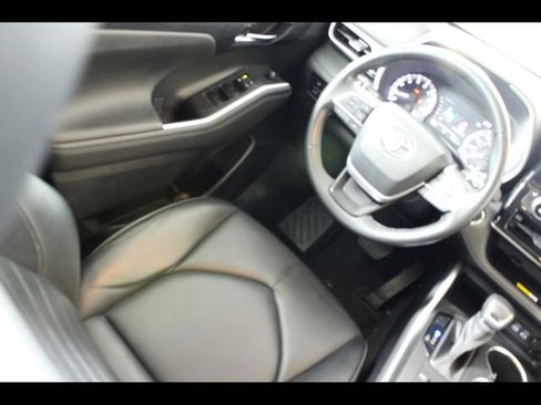 Used 2023 Toyota Highlander XLE AWD/4WD image 16