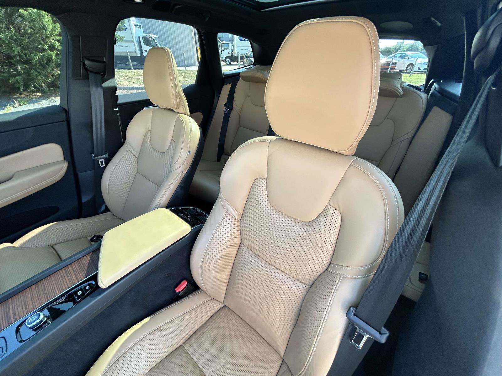 Certified 2024 Volvo XC60 B5 Ultimate w/ Protection Package Premier AWD/4WD image 21