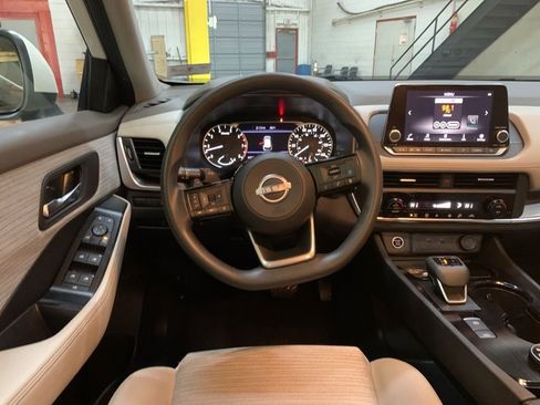 Used 2023 Nissan Rogue SV image 16