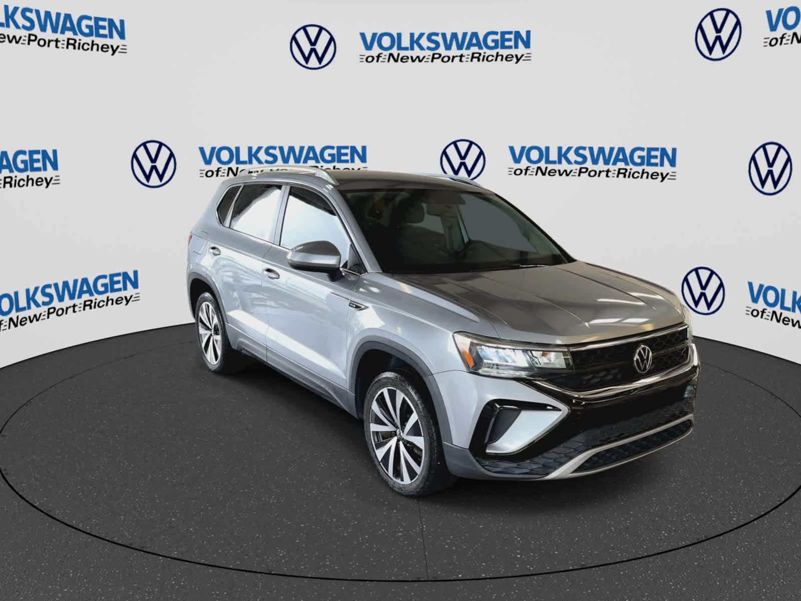 Used 2022 Volkswagen Taos SE FWD image 2