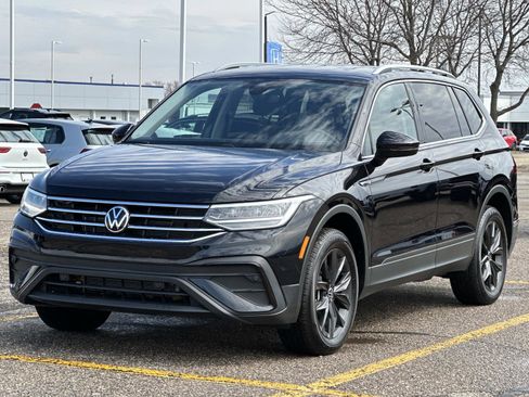 Used 2024 Volkswagen Tiguan SE image 1