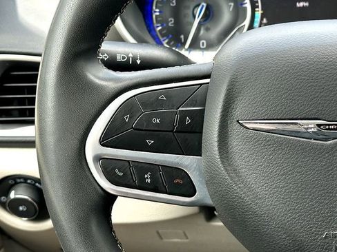 Used 2023 Chrysler Pacifica Touring-L FWD image 23