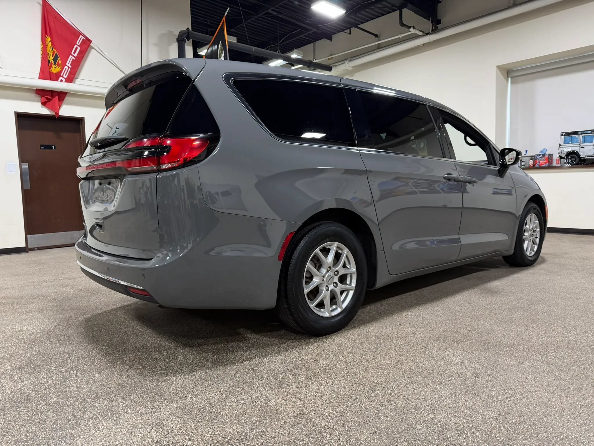 Used 2025 Chrysler Pacifica Select FWD image 5