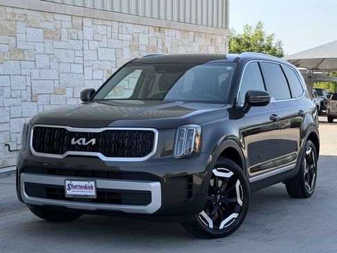 Used 2024 Kia Telluride EX w/ EX Captain's Chair Package FWD image 2