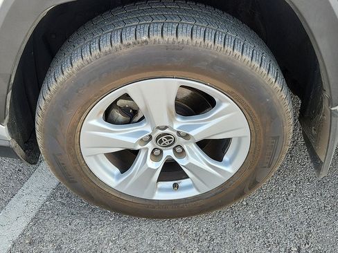 Used 2021 Toyota RAV4 XLE w/ Convenience Package FWD image 7