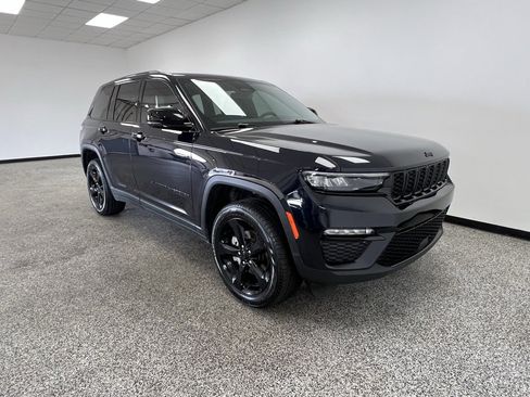 Used 2024 Jeep Grand Cherokee Limited w/ Black Appearance Package image 17