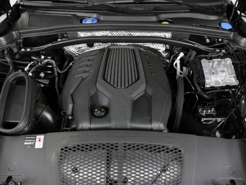 Used 2025 Porsche Macan image 26