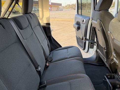 Used 2024 Jeep Wrangler Unlimited Rubicon image 35