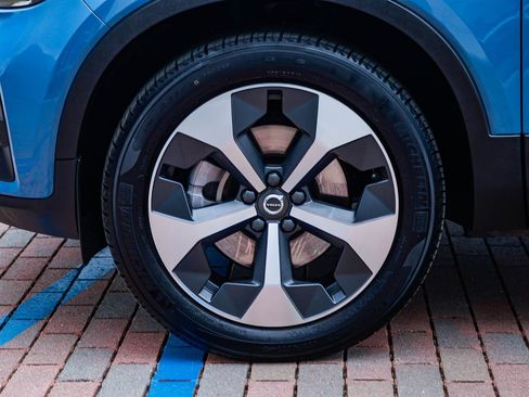 Used 2023 Volvo XC40 B5 Plus w/ Climate Package image 11