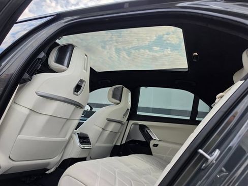 Used 2023 BMW i7 xDrive60 AWD/4WD image 51
