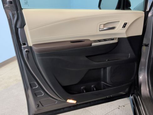 Used 2023 Toyota Sienna Platinum image 15