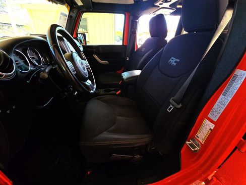 Used 2015 Jeep Wrangler Unlimited Rubicon w/ Connectivity Group image 8