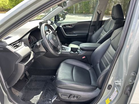 Used 2021 Toyota RAV4 XLE Premium image 16
