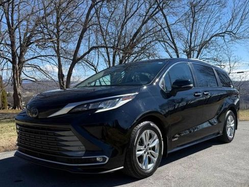 Used 2021 Toyota Sienna Limited image 5