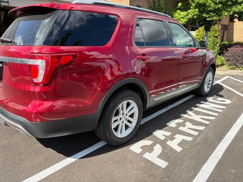 Used 2017 Ford Explorer XLT w/ Equipment Group 202A FWD image 7