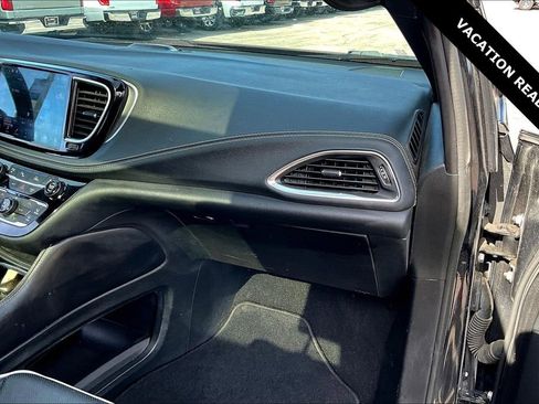 Used 2022 Chrysler Pacifica Limited w/ Uconnect Theater Family Group image 25