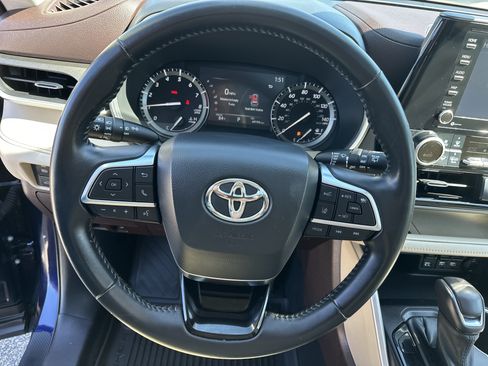 Used 2021 Toyota Highlander XLE AWD/4WD image 22