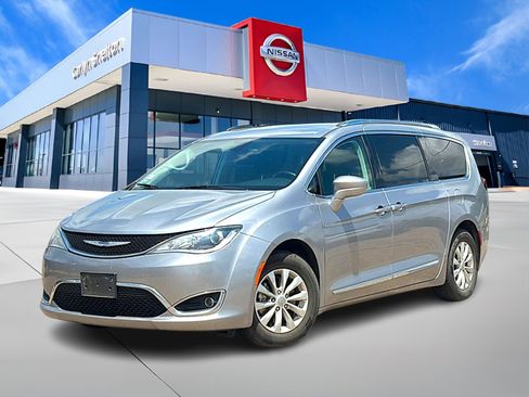 Used 2019 Chrysler Pacifica Touring-L FWD image 1
