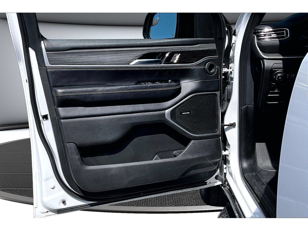 Certified 2024 Jeep Wagoneer Series II w/ Flexible Seating Group AWD/4WD image 32