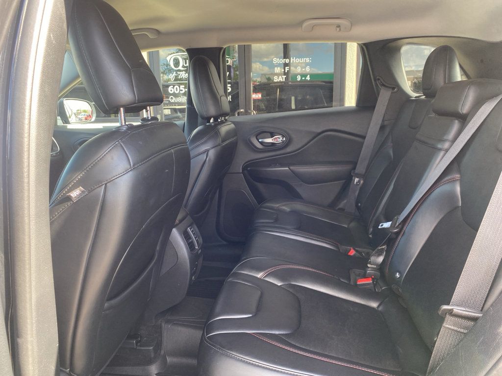 Used 2019 Jeep Cherokee Trailhawk AWD/4WD image 10