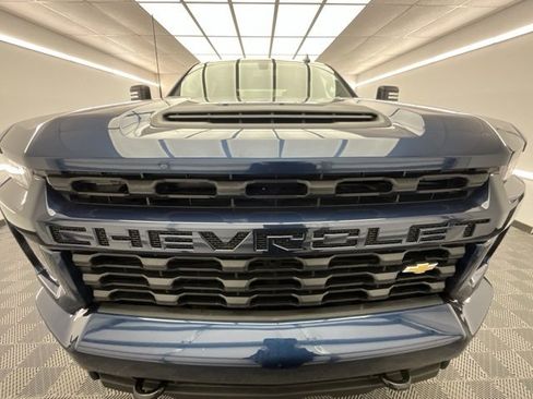 Used 2021 Chevrolet Silverado 2500 Custom w/ Custom Value Package image 2