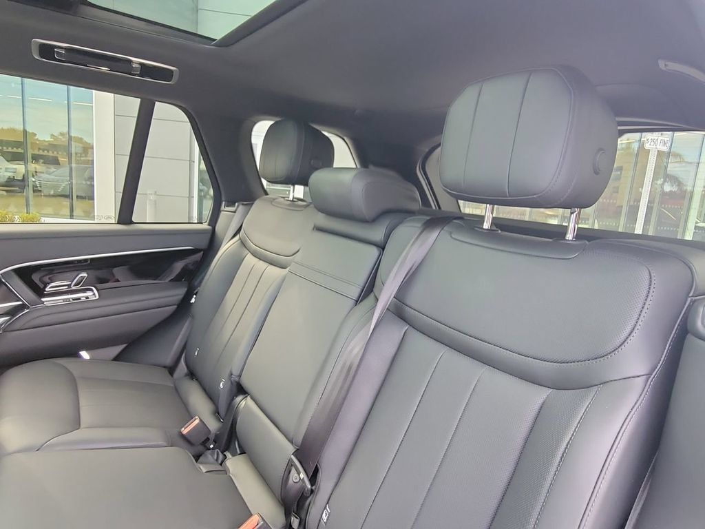 Used 2025 Land Rover Range Rover SE AWD/4WD image 15