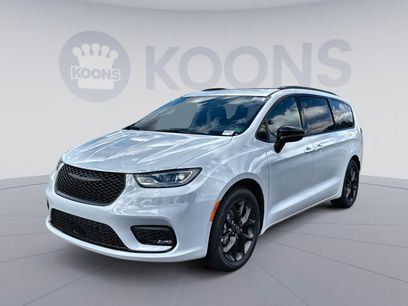 New 2026 Chrysler Pacifica Limited w/ S Appearance Package