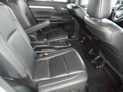 Used 2019 Toyota Highlander XLE image 10