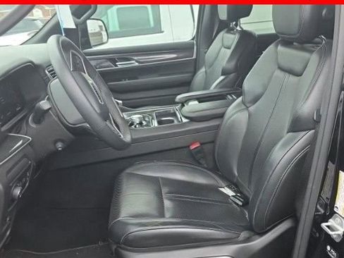 Used 2023 Jeep Wagoneer 4WD w/ Premium Group I image 3