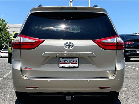 Used 2017 Toyota Sienna XLE FWD image 4