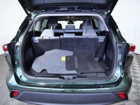 Used 2023 Toyota Highlander XLE image 11