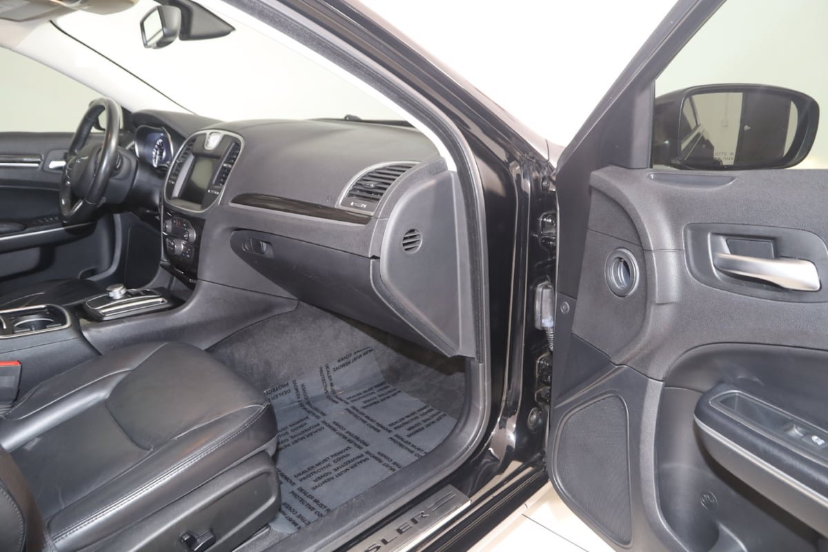 Used 2015 Chrysler 300 Limited RWD image 36