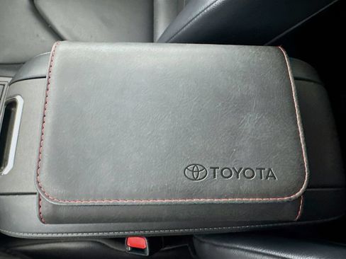 Used 2023 Toyota Highlander XLE AWD/4WD image 36
