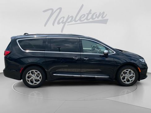 Used 2023 Chrysler Pacifica Limited FWD image 9
