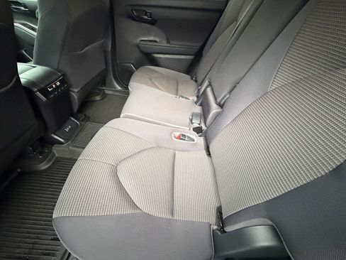 Used 2023 Toyota Highlander LE image 32